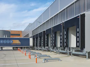 Een voorzetsluis, ook wel laadhuis of loadhouse genoemd –... Voorzetsluizen van Hörmann met aangedockte vrachtwagen
