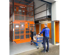 Goederenlift ML Voor het benutten van opslagruimte op tussenverdiepingen en mezzaninesBijzonder geschikt voor zelfopslagfaciliteitenVolledig gesloten, zelfdragende constructieModulair systeem voor installatie op...