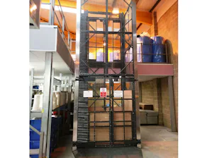 Goederenlift ML Voor het benutten van opslagruimte op tussenverdiepingen en mezzaninesBijzonder geschikt voor zelfopslagfaciliteitenVolledig gesloten, zelfdragende constructieModulair systeem voor installatie op...