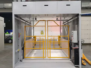 Die Universal-Verladebühne UDD bietet maximale Flexibilität... Die Verladebühne Vehicle-To-Ground V2G 4.0 ist sowohl für den Einsatz im Innen- als auch im Außenbereich geeignet.