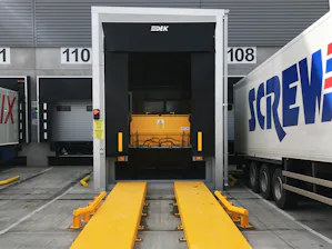Rampes d’ajustement Des rampes d’ajustement spéciales compensent les différences de niveau et les inclinaisons de la chaussée et peuvent être utilisées pour différents types de véhicule. Cela permet un chargement et un...