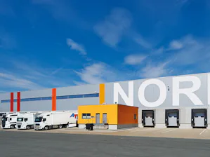 Logistique et transport routier : chargement efficace dans... Logistique et transport routier : chargement efficace dans les centres de transbordement de marchandises, les entrepôts et les terminaux de fret, avec un effort porté sur la sécurité des conditions de...