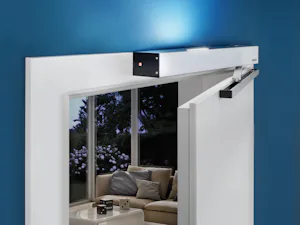Les portes d’intérieur, avec la motorisation de porte... Les portes d’intérieur, avec la motorisation de porte PortaMatic de Hörmann, peuvent être tout simplement commandées avec un émetteur, un bouton ou l’appli du smartphone. Les multiples fonctions et...