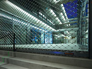 Grilles à enroulement pour grandes baies Afin de garantir une fermeture sûre jour et nuit également pour les grandes baies, la grille à enroulement DD de Hörmann est tout indiquée. Elle fonctionne avec une motorisation directe puissante et...