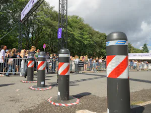 OktaBlock på Øyafestivalen: et mobilt og fleskibelt system som sørger for høy sikkerhet og god publikumsflyt OktaBlock har en åttekantet bunnplate med taggete kant. Ved påkjørsel med kjøretøy tipper pullerten forover, og den taggete bunnplaten kiler seg fast mellom kjøretøyet og veidekket. Bremsevirkningen...
