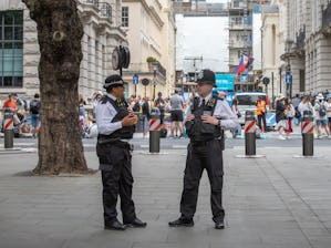 Qu’il s’agisse de la fête municipale au printemps, d’un... Qu’il s’agisse de la fête municipale au printemps, d’un festival en été ou du marché de Noël en hiver, grâce aux bornes mobiles de blocage de véhicules certifiées de Hörmann, vous pouvez sécuriser...