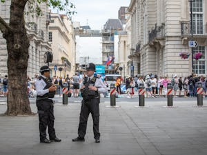Che si tratti della festa cittadina di primavera, di un... Che si tratti della festa cittadina di primavera, di un festival estivo o di un mercatino di Natale: con i dissuasori di traffico mobili certificati di Hörmann potrete mettere al sicuro da passaggi di...