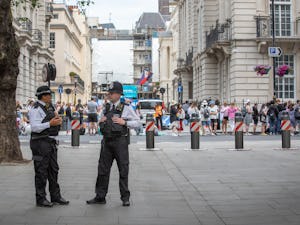Či už ide o jarné mestské slávnosti, o letné festivaly alebo... Či už ide o jarné mestské slávnosti, o letné festivaly alebo o zimné vianočné trhy: Vďaka certifikovaným mobilným zábranám Hörmann si zaistite príjazdové cesty k miestam rôznych podujatí na voľných...