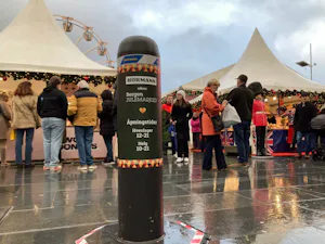 OktaBlock fra Hörmann sikrer julestemningen på Bergen Julemarked OktaBlock har en åttekantet bunnplate med taggete kant. Ved påkjørsel med kjøretøy tipper pullerten forover, og den taggete bunnplaten kiler seg fast mellom kjøretøyet og veidekket. Bremsevirkningen...