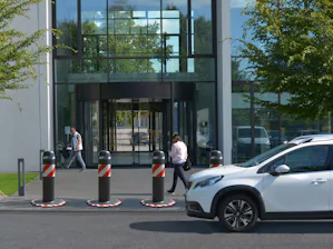 Blocages mobiles anti-véhicule Vous souhaitez être flexible et mobile lors de la sécurisation de différents événements en plein air ? Les blocages anti-véhicule mobiles certifiés OktaBlock peuvent être posés dans le sol sans...