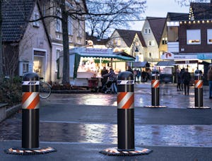 Les bornes mobiles de blocage de véhicules empêchent le... Mobiele voertuigbarrières OktaBlock