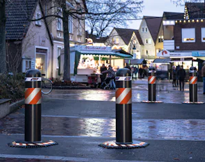 Vous souhaitez pouvoir sécuriser une grande variété... Vous souhaitez pouvoir sécuriser une grande variété d’événements en plein air de manière flexible où qu’ils soient ? Les bornes mobiles de blocage de véhicules certifiées OktaBlock peuvent être posées...