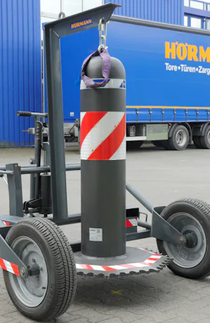 Eenvoudige logistiek
Door een bijgeleverd takeloog in de... Eenvoudige logistiek
Door een bijgeleverd takeloog in de bovenkant van de poller, kunnen de barrières eenvoudig worden geplaatst met een kraan of heftruck. OktoBlock is eenvoudig te verzetten zonder...