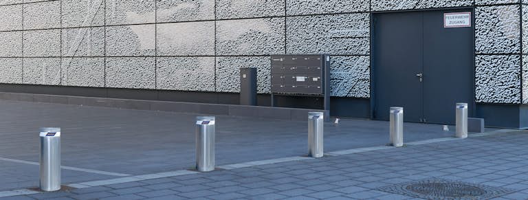 Zufahrtskontrollsysteme vor Firmengebäude