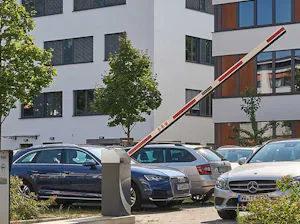 Jako pro provozovatele systémů placeného parkování pro vás... Parkovací systémy – vjezdový terminál a závora před obytnou budovou