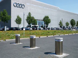 De pollers van de Hörmann Security Line maken een... Hörmann pollers op weg