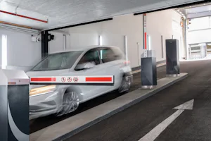 Van parkeerplaatsen voor medewerkers tot parkeerplaatsen van... Ondergrondse garage: slagboom gaat open voor inrijdende auto