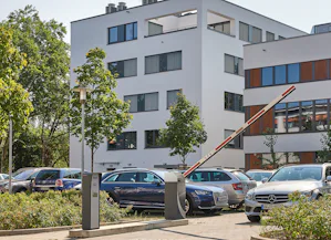 Nos systèmes de parkings à étages et de places de parking... Parkeerplaatssystemen voor meergezinswoningen