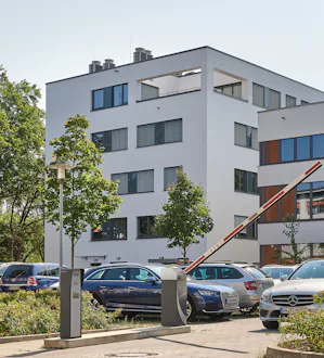 Composants sans fil et modulaires : grâce à l’utilisation de... Composants sans fil et modulaires : grâce à l’utilisation de radars et de systèmes de commande modernes, le câblage peut être réduit au strict minimum.Détection avancée des véhicules : au lieu de...