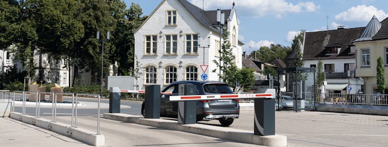 Schranke kurz vor der Öffnung für ausfahrendes Auto