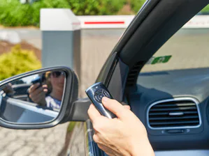 Kezelés kéziadóval Az indukciós hurkok mellett, melyek egy jelenlétérzékelést követően impulzust adnak a forgalomkorlátozó rendszer nyitására, számos más lehetőséget is kínálunk a sorompók működtetésére.
A...