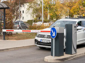 Für bezahltes Parken informieren Sie sich über unsere... Schrankensystem auf öffentlichem Parkplatz