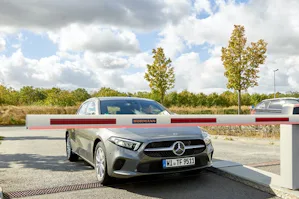 Vooral in niet-openbare gebieden, zoals parkeerterreinen van... Vooral in niet-openbare gebieden, zoals parkeerterreinen van bedrijven of wooncomplexen, worden de plaatsen minder frequent bezocht en hebben de gebruikers geen aansluiting op betalingsmogelijkheden...