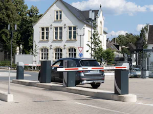 Schranken Pour des immeubles collectifs, des hôtels ou des parkings pour employés, nous avons le système de stationnement permanent optimal pour votre application, barrières comprises. Outre des solutions...
