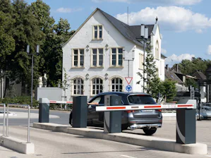 Combinez nos bornes de contrôle d’entrée et de sortie ainsi... Barrière devant l’ouverture pour voiture sortante