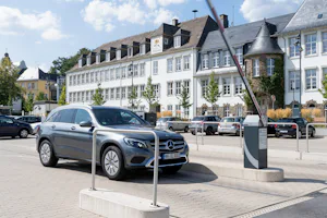 Automatická závora SH 300 je k dispozici s maximální šířkou... Závora SH 300 před parkovištěm