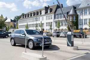 Die automatische Schranke SH 300 erhalten Sie mit einer... Schranke SH 300 vor Parkplatz