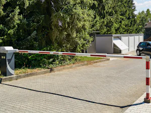Automatická závora SH 600 s kulatým ramenem je mimořádně... Závora SH 600: vozidlo na vjezdu
