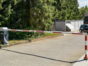 Die automatische Schranke SH 600 überzeugt als... Schranke SH 600: Auto in der Zufahrt