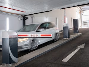 Van parkeerplaatsen voor medewerkers tot parkeerplaatsen van... Ondergrondse garage: slagboom gaat open voor inrijdende auto