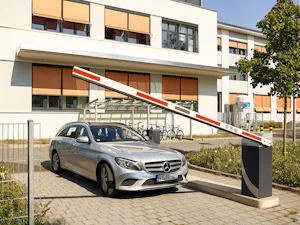 La barrière automatique SH 300 est disponible avec une... La barrière automatique SH 300 est disponible avec une largeur de barrière maximale de 3,75 mètres.
Son temps d’ouverture particulièrement rapide d’environ 2,4 secondes et le nombre élevé de cycles...