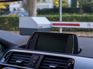 In- en uitrijden via RFID-langeafstandslezer Slagboom met langeafstandslezer openen