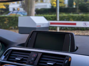 In- en uitrijden via RFID-langeafstandslezer Slagboom met langeafstandslezer openen