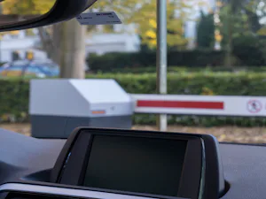 Be- és kihajtás nagy hatótávolságú RFID olvasón keresztül Az indukciós hurkok mellett, melyek egy jelenlétérzékelést követően impulzust adnak a forgalomkorlátozó rendszer nyitására, számos más lehetőséget is kínálunk a sorompók működtetésére.
A...