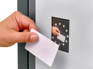 Met gebruik van een QR-, barcode of RFID-transponderkaart Met gebruik van een QR-, barcode of RFID-transponderkaart