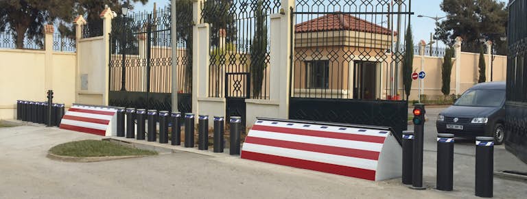 Voertuigblokkade en zwaarbeveiligde poller beveiligen de toegang