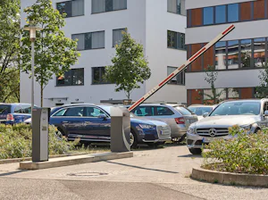 Voldoende parkeergelegenheid is één van de belangrijkste... Parkeerplaatssystemen - Inrijpost en slagboom voor woonhuis