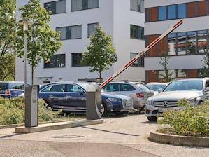 A megfelelő parkolási lehetőség a belvárosi infrastruktúra... A megfelelő parkolási lehetőség a belvárosi infrastruktúra kulcsfontosságú eleme. Ahol nagy bevásárlóközpontok vagy egészségügyi központok épülnek, ott általában a fizetős parkolásra is szükség lesz....