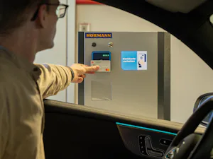 Il sistema Park NFC di Hörmann trasforma le carte bancarie e di credito con chip NFC in permessi di parcheggio e mezzi di pagamento. L'ingresso nel parcheggio avviene dopo la presentazione della rispettiva carta alla stazione di ingresso. Il sistema Park NFC di Hörmann trasforma le carte bancarie e di credito con chip NFC in permessi di parcheggio e mezzi di pagamento. L'ingresso nel parcheggio avviene dopo la presentazione della rispettiva carta alla stazione di ingresso.