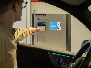 Avec Hörmann Park NFC, les cartes bancaires et les cartes de crédit dotées d'une puce NFC deviennent des cartes de stationnement et des moyens de paiement. L'accès à la zone de stationnement se fait après présentation de la carte correspondante à la stati Avec Hörmann Park NFC, les cartes bancaires et les cartes de crédit dotées d'une puce NFC deviennent des cartes de stationnement et des moyens de paiement. L'accès à la zone de stationnement se fait après présentation de la carte correspondante à la station d'entrée.