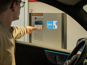 Hörmann Park NFC maakt van bank- en kredietkaarten met NFC-chip een parkeerkaart en betaalmiddel. De toegang tot de parkeergarage vindt plaats na het overhandigen van de betreffende kaart aan het toegangsstation. Hörmann Park NFC maakt van bank- en kredietkaarten met NFC-chip een parkeerkaart en betaalmiddel. De toegang tot de parkeergarage vindt plaats na het overhandigen van de betreffende kaart aan het toegangsstation.