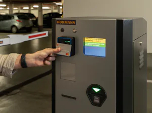 Při výjezdu komunikuje čip na debetní nebo kreditní kartě se zabudovaným platebním terminálem pomocí technologie NFC (near-field communication). Nejsou potřeba žádné papírové lístky, hotovost ani pokladní automaty. Parkovací systémy – vjezdový terminál a závora
