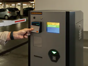 Bij het verlaten van de parkeergarage communiceert de chip op de bank- of creditcard met de ingebouwde betaalterminal via NFC-technologie (“near field communication”). Er is geen papieren ticket, contant geld of betaalautomaat nodig. Bij het verlaten van de parkeergarage communiceert de chip op de bank- of creditcard met de ingebouwde betaalterminal via NFC-technologie (“near field communication”). Er is geen papieren ticket, contant geld of betaalautomaat nodig.