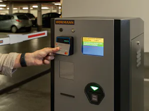 À la sortie, la puce de la carte bancaire ou de crédit communique avec le terminal de paiement intégré au moyen de la technologie NFC (Near Field Communication). Plus besoin de ticket papier, d’argent liquide ou de caisse automatique. Systèmes de parking – Borne de contrôle d’entrée et barrière