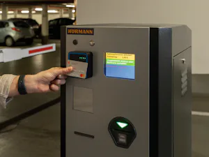 A la sortie, la puce de la carte bancaire ou de crédit communique avec le terminal de paiement intégré au moyen de la technologie NFC (« Near-Field-Communication »). Plus besoin de ticket papier, d'argent liquide ou de caisse automatique. A la sortie, la puce de la carte bancaire ou de crédit communique avec le terminal de paiement intégré au moyen de la technologie NFC (« Near-Field-Communication »). Plus besoin de ticket papier, d'argent liquide ou de caisse automatique.