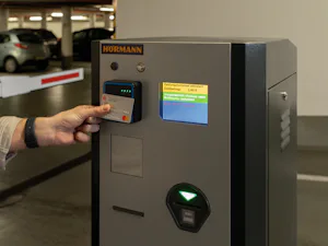 A parkoló elhagyásakor a bank- vagy hitelkártyán lévő chip az NFC (near-field communication) technológia segítségével kommunikál a beépített fizetési terminállal. Nincs szükség papírjegyre, készpénzre vagy jegykiadó automatára. A parkoló elhagyásakor a bank- vagy hitelkártyán lévő chip az NFC (near-field communication) technológia segítségével kommunikál a beépített fizetési terminállal. Nincs szükség papírjegyre, készpénzre vagy jegykiadó automatára.